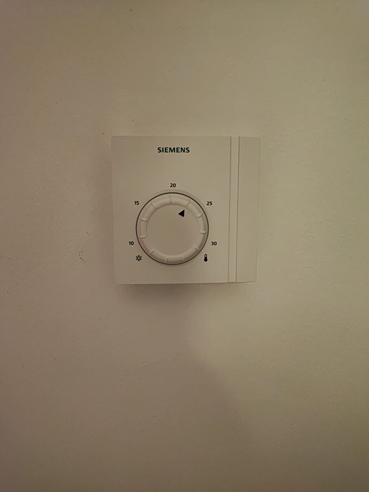 Siemens RAA21 thermostat d’ambiance mural 8-30°C 24-250V