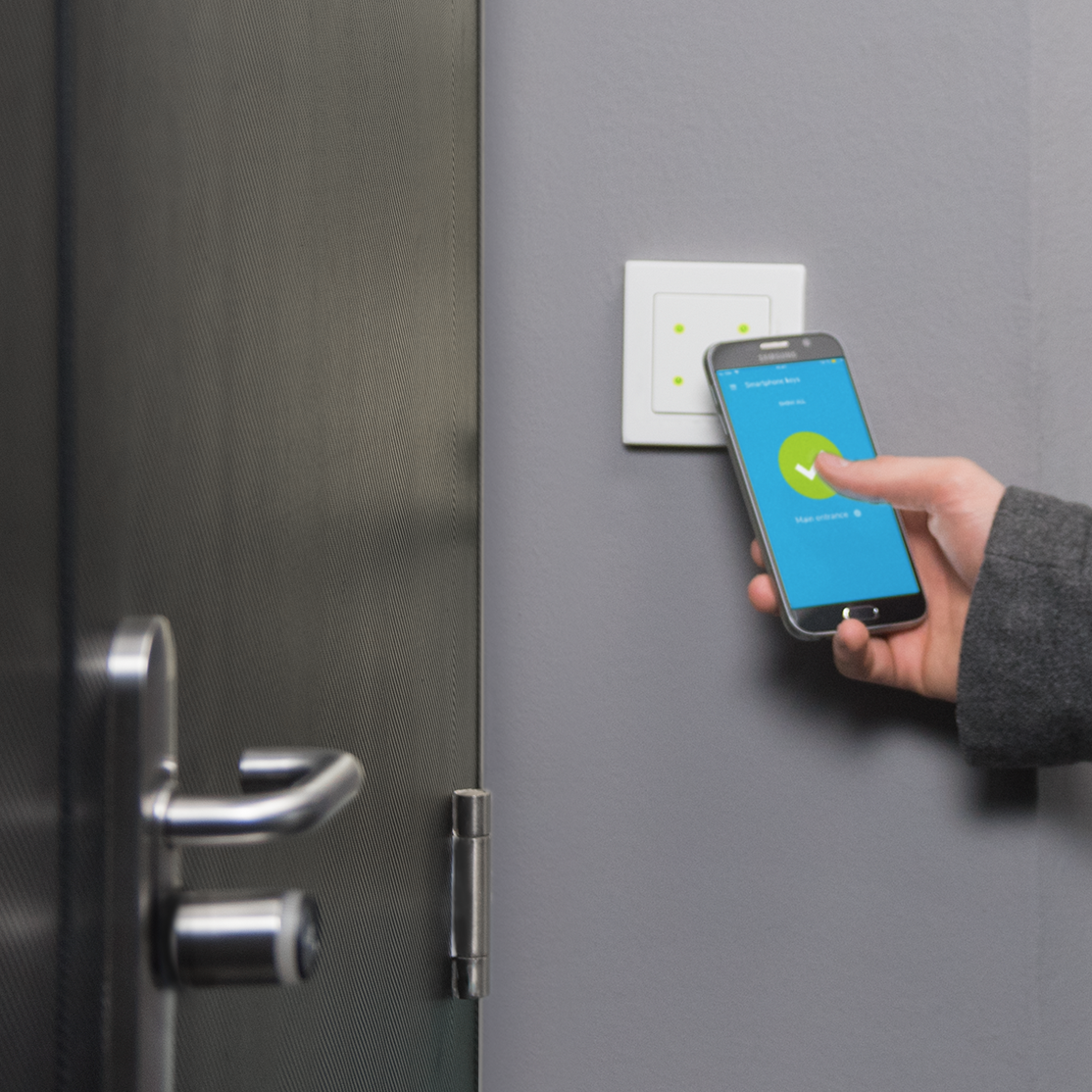 Tapkey Smart Reader lecteur mural translucide entrée garage